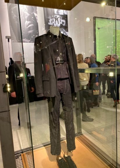 Mode von Helmut Lang in einer glasgeschützen Vitrine