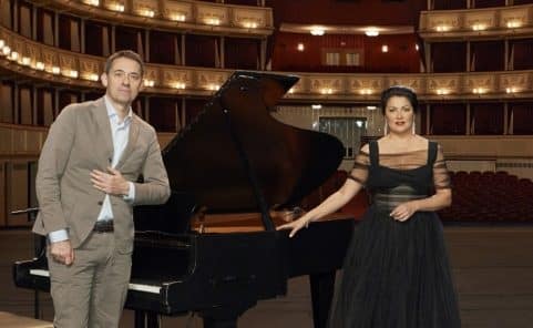 Staatsoperdirektor Bogdan Roscic und Anna Netrebko auf der Bühne der Wiener Staatsoper