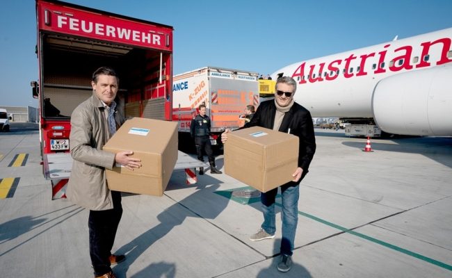 Stadträte Peter Hanke und Peter Hacker mit der Schutzausrüstung