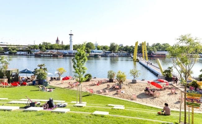 Copa Beach vor der Donau-City.