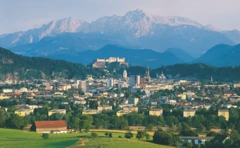 Blick auf die Stadt Salzburg nach Süden mit der Festung Hohensalzburg