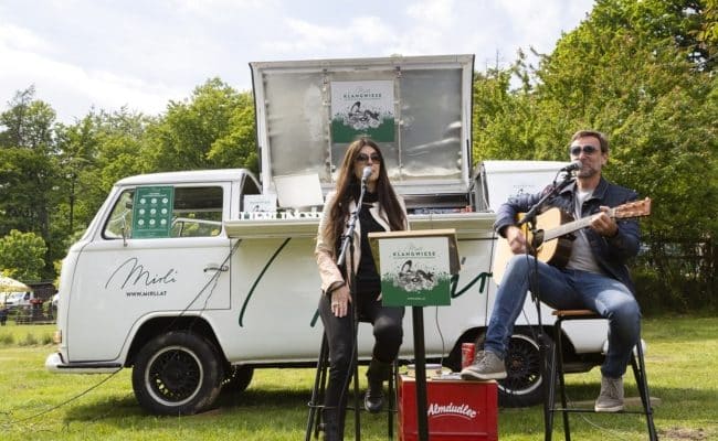 Monika Ballwein und Andi Gabauer auf der Mirli Klangwiese