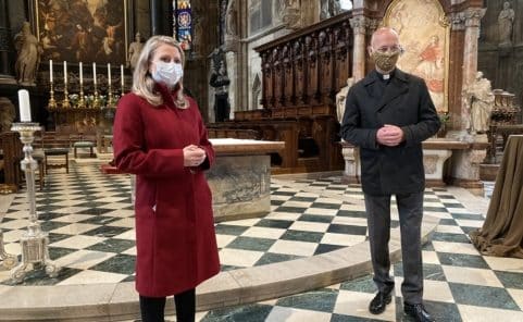 Dompfarrer erläuterte Kultusministerin Susanne Raab beim Pressetermin im Stephansdom die Corona-Schutz-Massnahmen