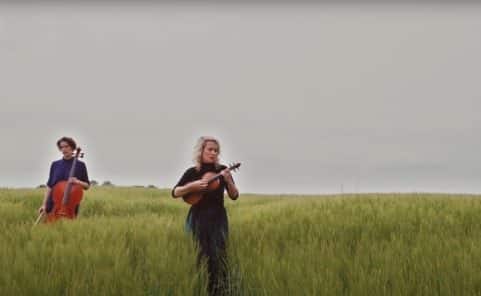 Sophie Abraham und Julia Lacherstorfer im Musikvideo "Irgendwann"