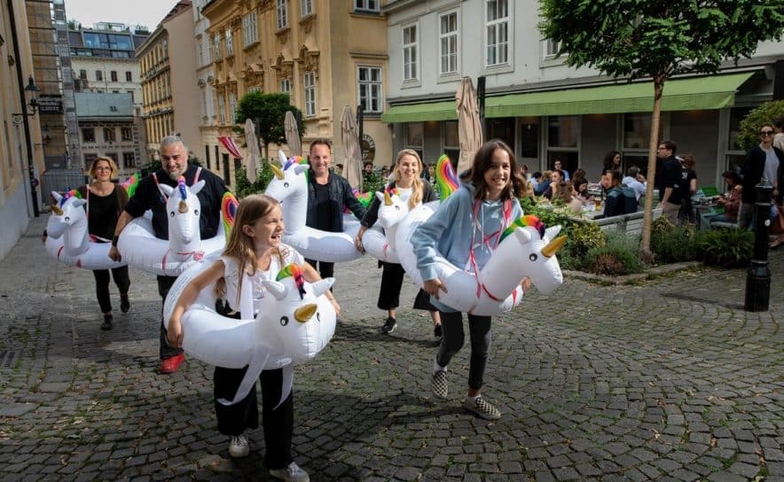 Publikum, Performer und Veranstaltungs-Profis gestalten einen Lichtblick am Ulrichsplatz