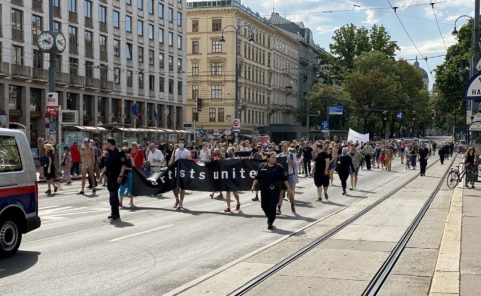 Schweigemarsch "Ohne Kunst wird's still" führte vorbei an der Staatsoper