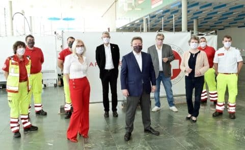 Bürgermeister Michael Ludwig, Gesundheitsstadtrat Peter Hacker und der Arbeiter-Samariterbund (ASBÖ) in der Messe Wien