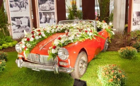 Blumengeschmückter MG Oldtimer beim Blumencorso der Gartenbaumesse Tulln