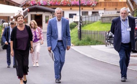 Doris Schmidauer und Alexander Van der Bellen mit Forum Alpach Präsident Franz Fischler