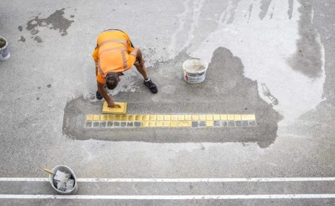 Verlegung von Stolpersteinen auf dem Max-Reinhardt-Platz in Salzburg