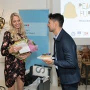 Emil Diaconu (GF Social City Wien) gratuliert "PeaceBell"-Botschafterin Beatrice Körmer zum 25. Geburtstag
