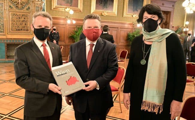 Ernst Woller, Michael Ludwig und Eva Nowotny mit Buch "Wien wird Bundesland"