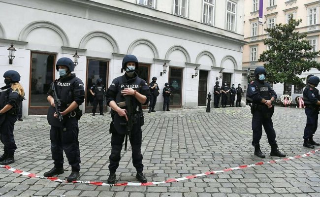 Polizeibeamte am Dienstag, 3. November 2020, im Bereich des Tatortes nahe der Judengasse