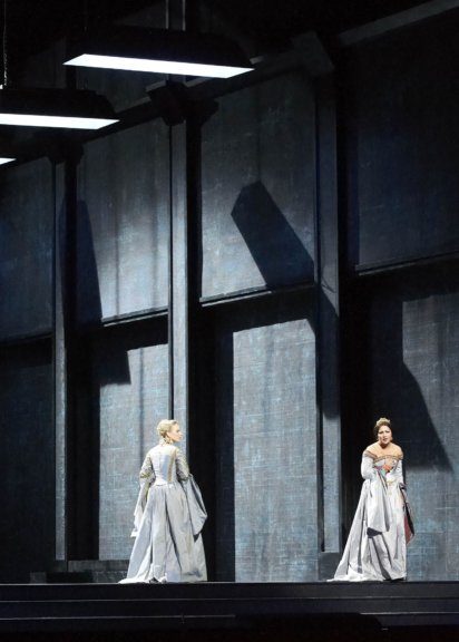 Anna Netrebko und Elina Garanca in der Oper Anna Bolena an der Wiener Staatsoper