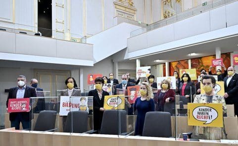 Die SPÖ-Fraktion hielt Taferl für Kinderrechte hoch