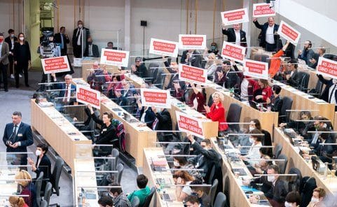 Die SPÖ-Fraktion im Parlament macht ein Titelbild für die Pensionsreform