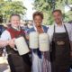 Michael Ludwig, Arabella Kiesbauer und Hans Knauss stoßen auf die Kaiser Wiesn an