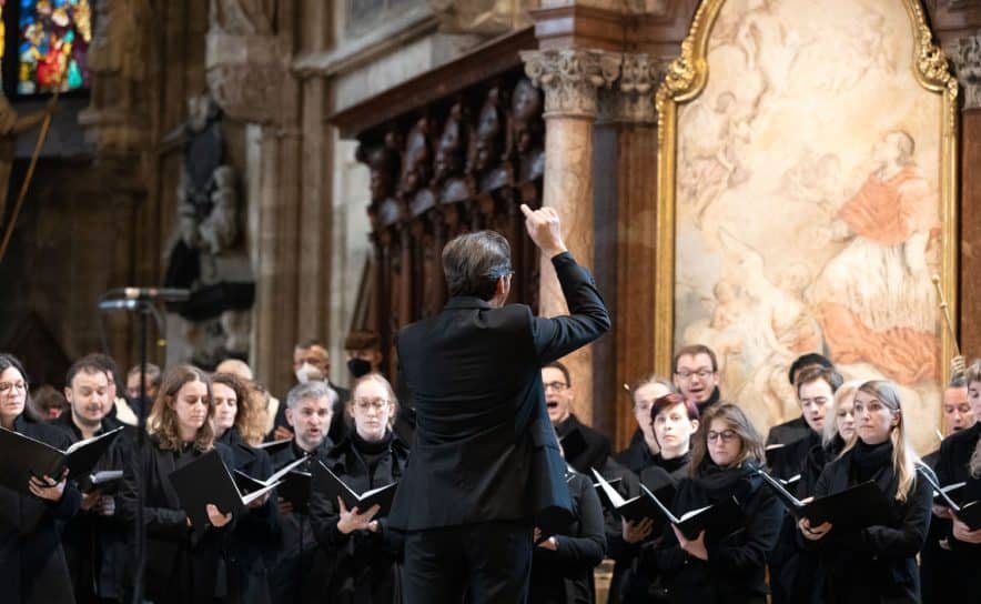 Domkapellmeister Markus Landerer dirigiert den Domchor im Stephansdom.