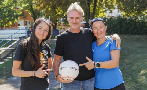 Sara Telek, Andi Ogris und Maria Wolf am Platz des SV Donau für den Band Fussball Cup 2023.