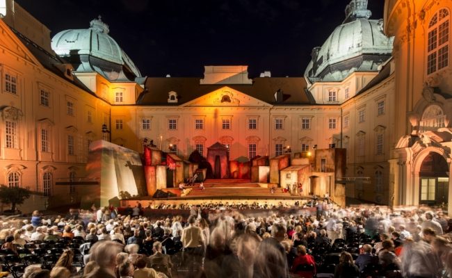 operklosterneuburg lädt zum Open-Air-Opernfestival im Kaiserhof des Stifts Klosterneuburg.