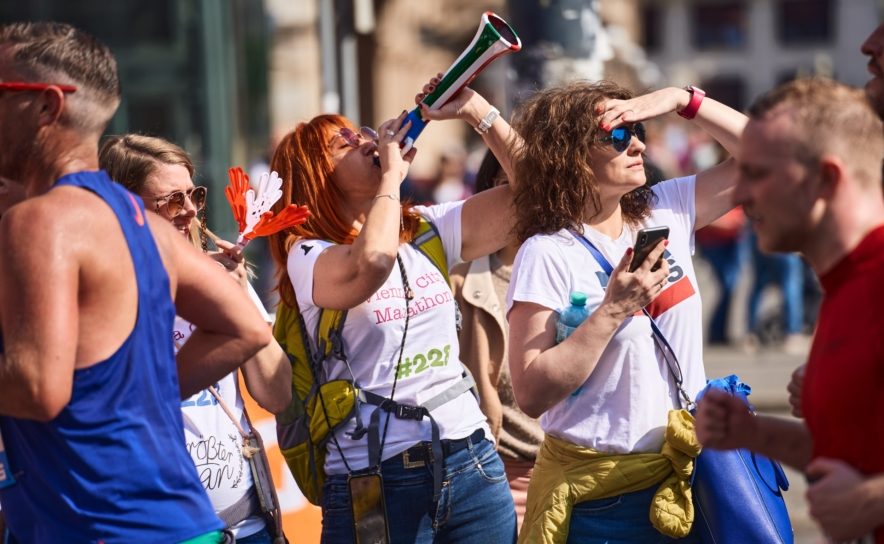 Lautstarke Musik auf der Marathonstrecke in Wien beim Vienna City Marathon am 21. April 2024.