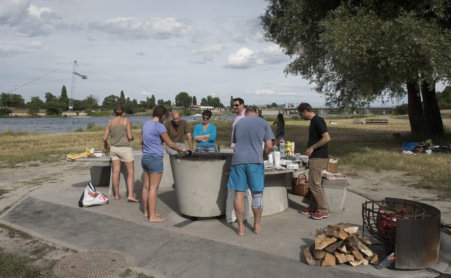 Ein Grillplatz von vielen Grillplätzen auf der Donauinsel. Reservieren zahlt sich aus.