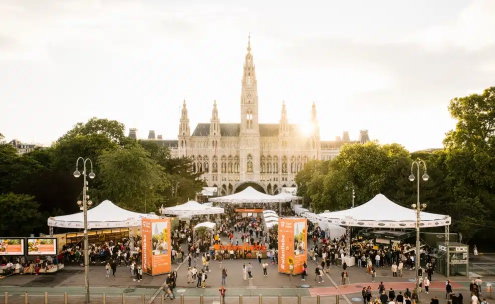 Der gut besuchte Rathausplatz beim #wienliebe-Festival.