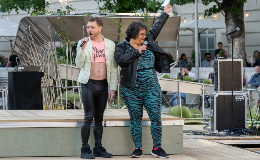 Daniel Hill und Denise Palmier moderieren die MQ Pride Night im MuseumsQuartier.