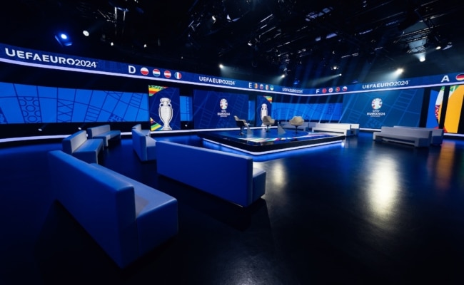 Herzstück der Übertragungen bildet das ServusTV-EURO-Studio in Salzburg.