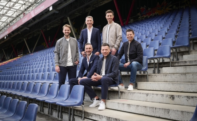 ServusTV UEFA EURO 2024 Sportkommentatoren Kevin Piticev, Christian Baier, Christian Nehiba, Michael Wanits, Christian Brugger und Philipp Krummholz.