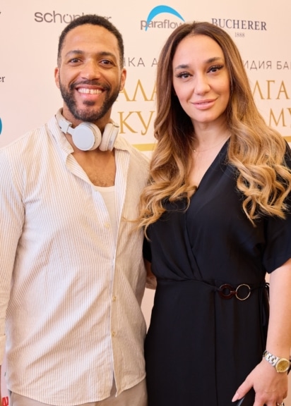 Cesár Sampson und Maria Ilieva singen ein Duett in bulgarischer Sprache.