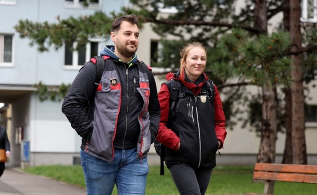 Kontrollgang eines Ordnungsberaters von Wiener Wohnen und einer Mitarbeiterin des Wiener Hunde-Teams, im Gemeindebau Altmannsdorfer Strasse.