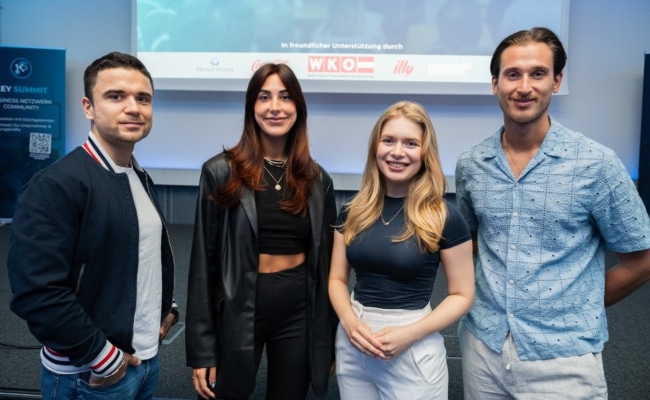 Veranstalter Colin Michel, Speakerin Ana Maria Doss, Moderatorin Julia Winkler und Co-Veranstalter Daniel Schmöltzer.