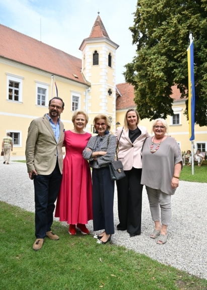 Michael Linsbauer, Ildiko Raimondi, Elisabeth Gürtler, Agnes Brandtner, Edith Mandl vor dem Schubert Schloss Atzenbrugg.