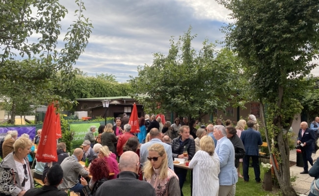 Tschauner Bühne Gastgarten mit Besuchern der Premiere des Stücks "1000 Jahre Tschauner".