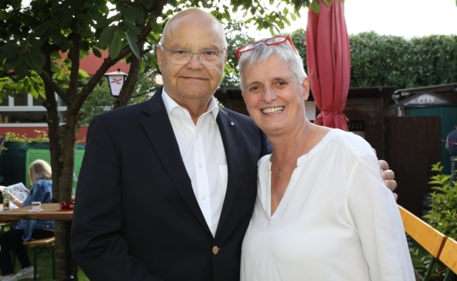 Harry Kopietz, Monika Erb im Gastgarten der Tschauner Bühne bei der Saisoneröffnung 2024.