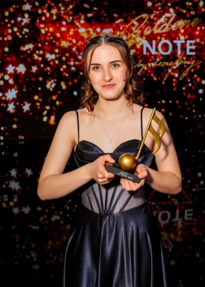 Harfenistin Amelie Jade Knapp gewinnt „Goldene Note by Leona König“ 2024.