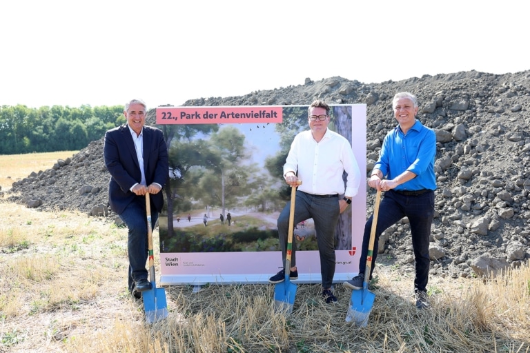 Spatenstich zum Park der Artenvielfalt mit Klimastadtrat Jürgen Czernohorszky und Bezirksvorsteher Ernst Nevrivy.