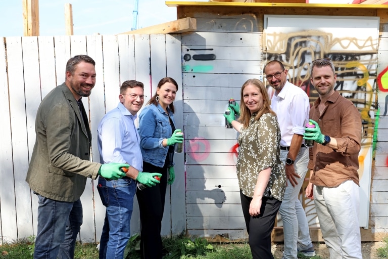 Wien Kanal und WienXtra veranstalten einen Graffiti Workshop bei der „Wienerwand“ am Gaudenzdorfer Gürtel.