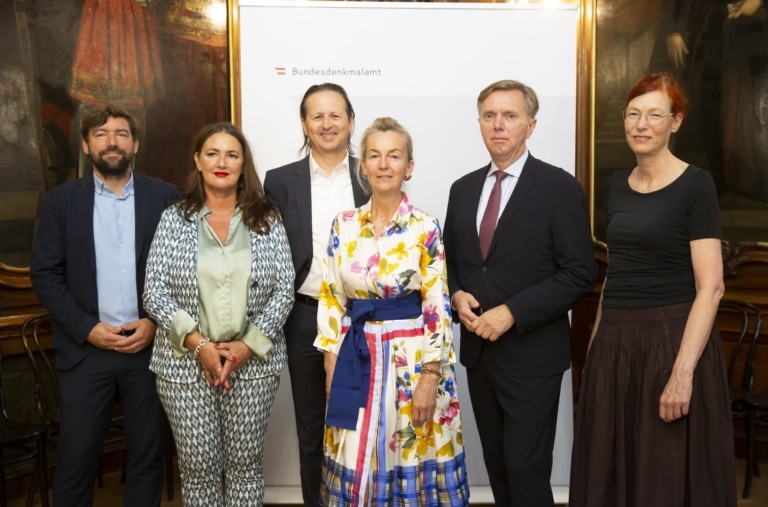 Elias Molitschnig, Susanne Beseler, Wolfgang Salcher, Monica Nicoloso, Christoph Bazil und Eva Hody beim Tag des Denkmals 2024 Pressegespräch im Ahnensaal der Wiener Hofburg..