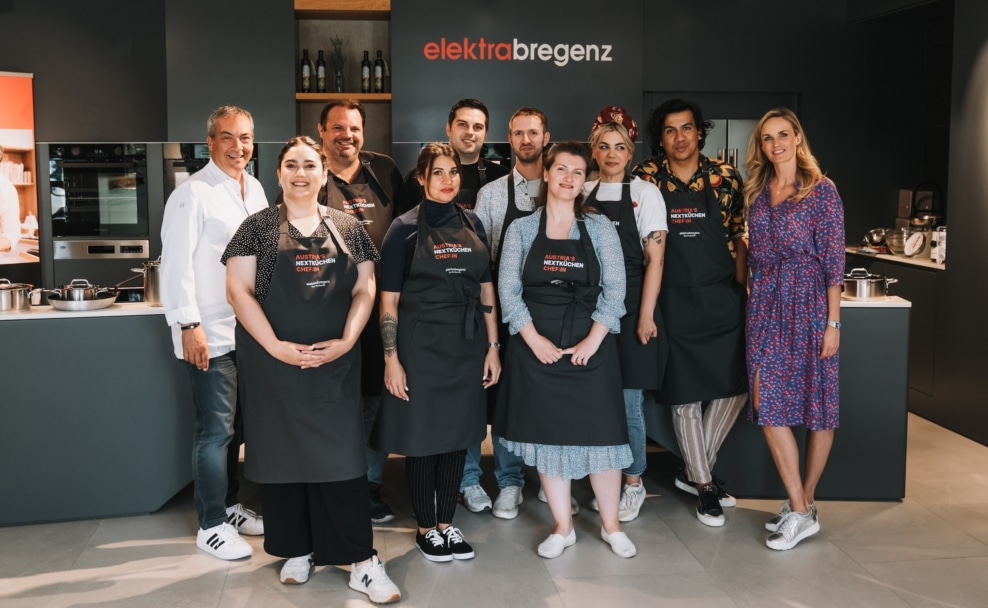 Patricia Kaiser und Robert Letz mit den Teilnehmern an der "Austria´s next Küchenchef:in" 2024 Koch-Challenge.