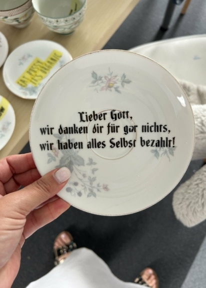 Kunstkeramik Wallplate "Lieber Gott" von Hannah Philomena Scheiber.