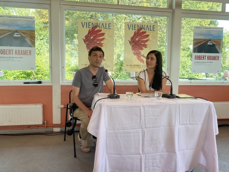 Chefkurator des im Österreichischen Filmmuseums, Jurij Meden beim Viennale 24 Pressgespräch mit Eva Sangiorgi.