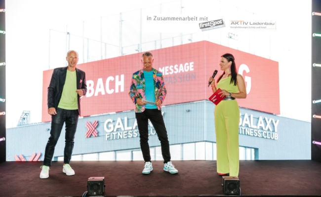 Alexander Leitner, Josef Almer und Moderatorin Conni Kreuter vor der Iconic Screen beim Sommerfest von Goldbach Austria 2024.