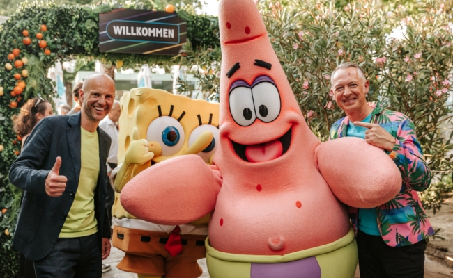 Alexander Leitner und Josef Almer von Goldbach Austria mit Spongebob und Patrick beim Sommerfest 2024 im Wiener Volksgarten.