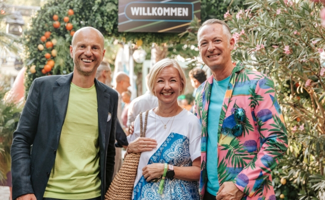 Alexander Leitner von Goldbach Austria, Angela Schuh-Haunold (ÖWA) und Josef Almer beim Sommerfest 2024.