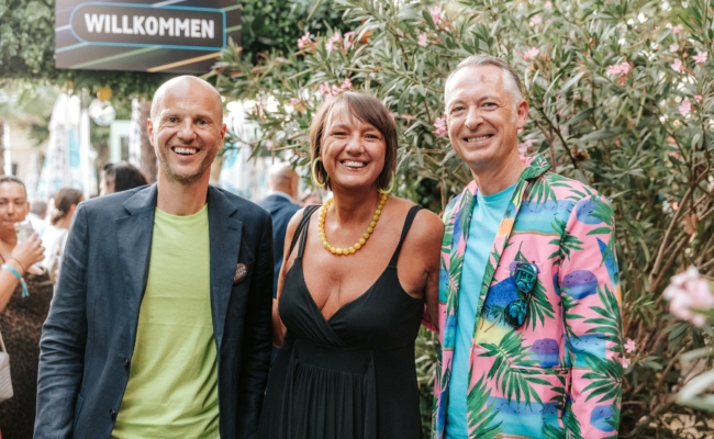 Alexander Leitner von Goldbach Austria, Sabine Zussner (Kurier TV) und Josef Almer beim Sommerfest 2024.