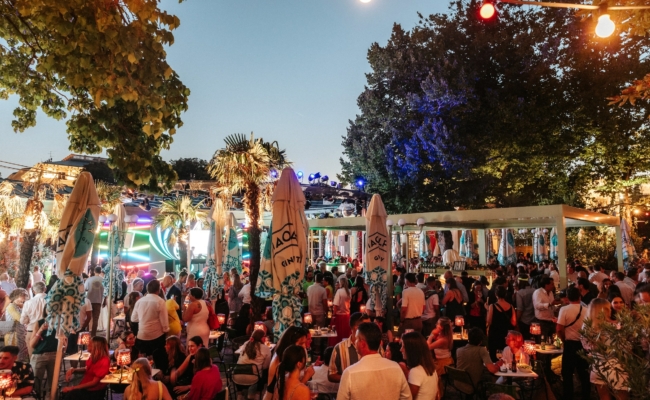 Gäste beim Sommerfest von Goldbach Austria 2024 im Wiener Volksgarten.