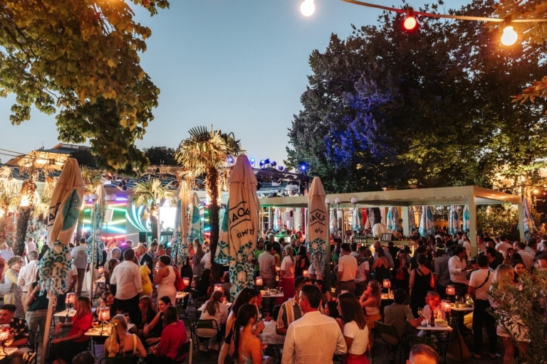 Gäste beim Sommerfest von Goldbach Austria 2024 im Wiener Volksgarten.