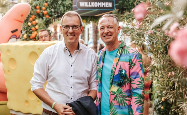 Thomas Gruber (ProSiebenSat1.PULS4) und Josef Almer von Goldbach Austria beim Sommerfest 2024.